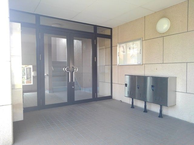 町田市常盤町の賃貸マンションのエントランス