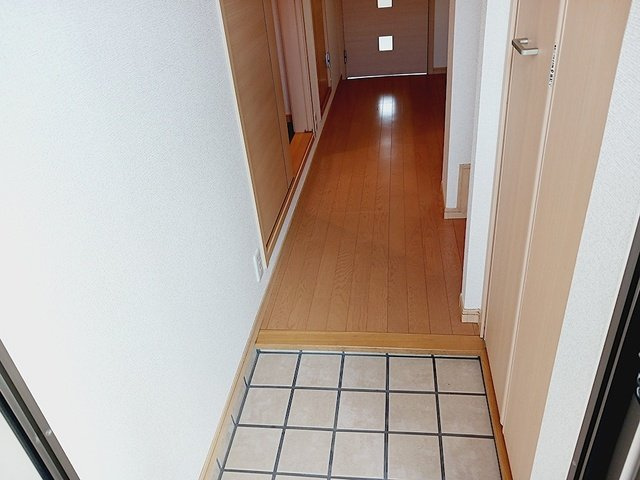 【玄関】 | ヴィラ　プリムローズ | 収納もある玄関です