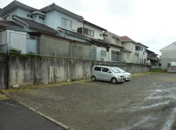 クレール金山B棟の駐車場
