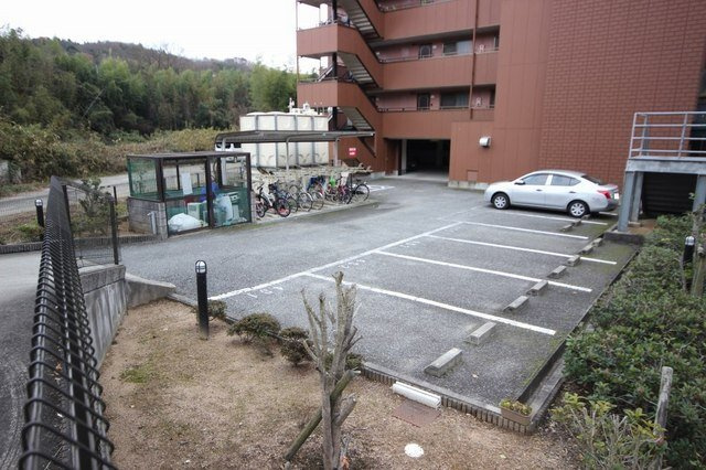 サンスコーレ弐番館の駐車場