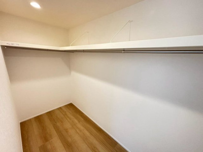 【収納】 | 池尻中１丁目　新築一戸建 | 【収納】奥行のあるウォークインクローゼットで天井まで有効活用できるよう棚が設置されています。