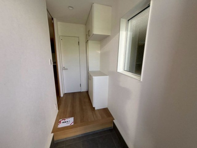 【玄関】 | 池尻中１丁目　新築一戸建 | ゆとりの玄関ですよ！シューズボックスございますので、散らかりがちな玄関も片付きますね！
