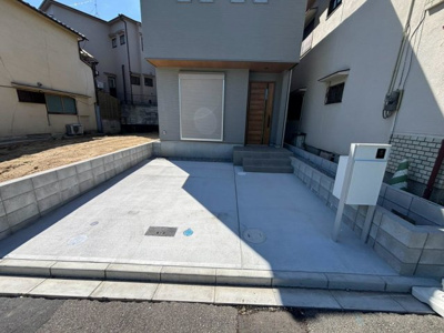 【駐車場】 | 池尻中１丁目　新築一戸建 | 【閑静な住宅地でのびのび子育て】閑静な住宅地で子育て家族にピッタリ。毎日のお散歩も快適な緑に恵まれたエリアです。