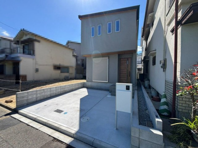 【前面道路含む現地写真】 | 池尻中１丁目　新築一戸建 | 車種によりますが、並列に駐車２台可能です！車の出し入れもスムーズに出来ますね♪