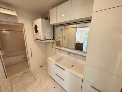 【独立洗面台】 | 池尻中１丁目　新築一戸建 | ゆとりのある洗面室ですよ！朝の身支度もスムーズにできますね♪備え付けの収納もありスッキリ整理整頓♪気持ちのいい空間です。