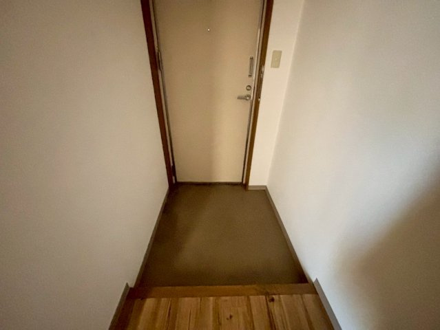 八木ビルの玄関