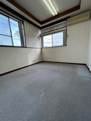 東川島町中古戸建ての洋室|1階教室