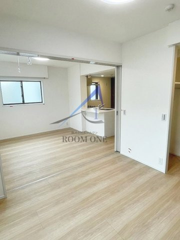 メイクス氷川台アジールコートの居間・リビング|洋室のお部屋です。