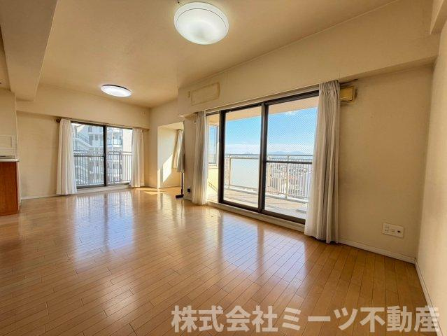 グランアッシュ上小阪の居間・リビング|採光の取れたLDKは約18.2帖！眺望も良好です♪