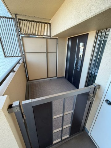 グランアッシュ上小阪の玄関