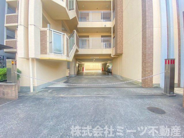 グランアッシュ上小阪の駐車場