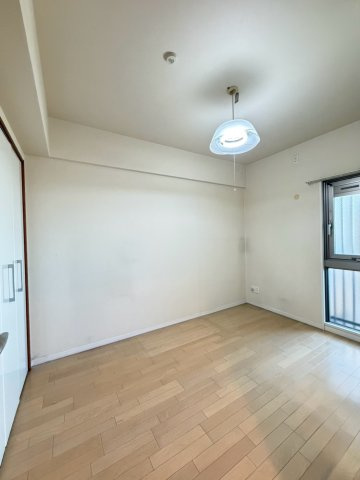 グランアッシュ上小阪の子供部屋|子供部屋にもピッタリな約5帖の洋室♪