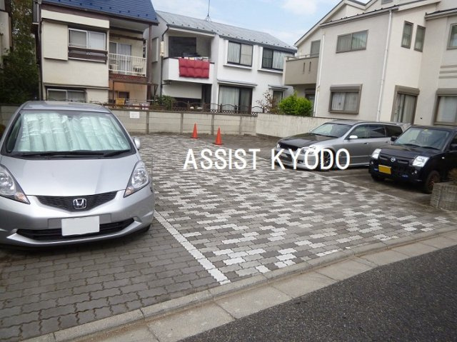 グレイス・チトセの駐車場