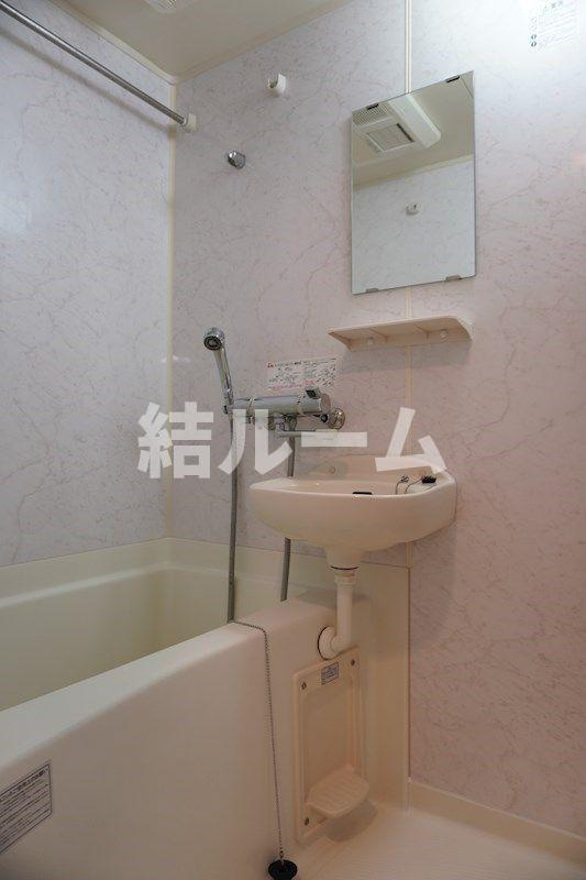 新宿区西落合２丁目の賃貸マンションの浴室
