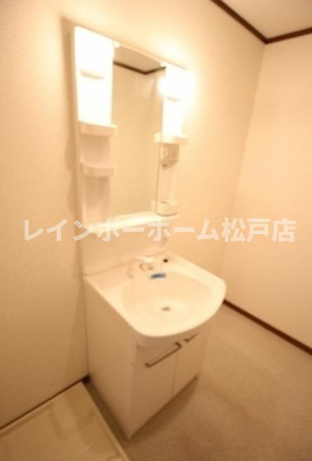 仲介手数料（賃料の1.10ヵ月）の50％OFF対象物件！の洗面所|明るい洗面所です