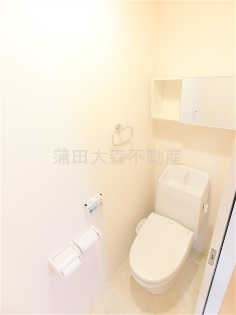 TKMのトイレ|棚収納と温水洗浄便座付きのトイレ　