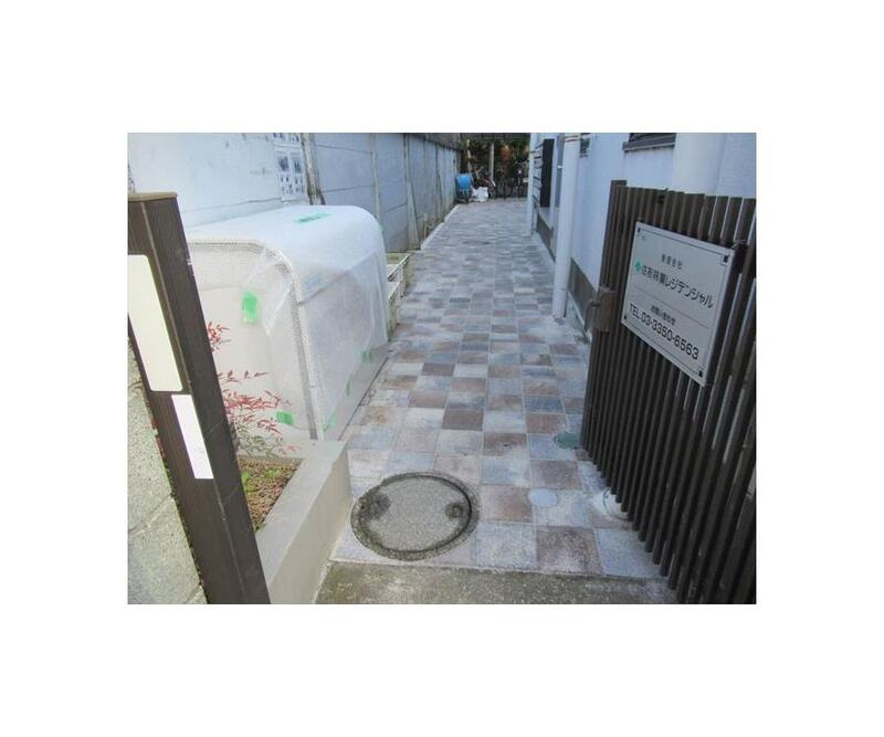 府中市四谷１丁目の賃貸マンションのエントランス