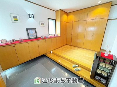 【エントランス】 | 小山市城山町5丁目　中古戸建 | 壁一面の大容量シューズボックスを完備◇ご家族全員の靴や季節のアイテムもすっきり収まります♪