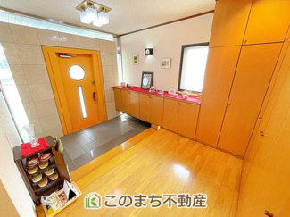 【玄関】 | 小山市城山町5丁目　中古戸建 | 壁面収納と飾り棚カウンターを備えた機能的な玄関ホール★いつでもすっきり清潔に保てる快適な住まいの顔です！