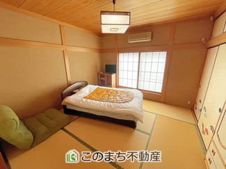 【和室】 | 小山市城山町5丁目　中古戸建 | ベッドを置いてもゆとりある広さの和室♪畳の香りと和風照明のやわらかな光でぐっすり眠れます★