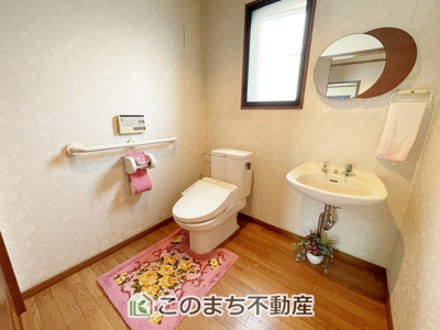 【トイレ】 | 小山市城山町5丁目　中古戸建 | ゆったり広いスペースに手すりを備えた安心設計♪どなたでも快適に安心してお使いいただけます★