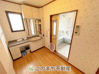 【洗面所】 | 小山市城山町5丁目　中古戸建 | カウンターが広いワイドな洗面台◇メイク道具や身支度品を広げても快適に使えて便利です♪