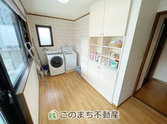 【ランドリースペース】 | 小山市城山町5丁目　中古戸建 | 壁面収納が充実した広々ランドリールーム♪タオルや洗剤類もすっきり片付いて家事効率がアップします★