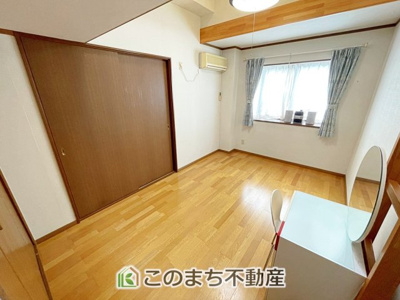 【洋室】 | 小山市城山町5丁目　中古戸建 | 高い天井と2面採光で開放感たっぷりな洋室♪毎日の時間を気持ちよく過ごせる明るく心地よい空間です★