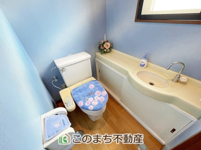 【トイレ】 | 小山市城山町5丁目　中古戸建 | カウンター付きの独立手洗い器を完備◇ハンドソープや小物も置けて使い勝手抜群の快適トイレです♪