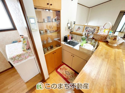 【キッチン】 | 小山市城山町5丁目　中古戸建 | 壁面収納が充実した機能的なキッチン♪食器や調理器具もすっきり片付き、毎日の料理がスムーズに楽しめます★