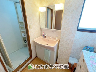【洗面所】 | 小山市城山町5丁目　中古戸建 | 鏡の裏や下部にしっかり収納できる便利な洗面スペース◇スキンケア用品もすっきり片付いて大満足です♪