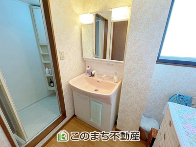 【洗面所】 | 小山市城山町5丁目　中古戸建 | 鏡の裏や下部にしっかり収納できる便利な洗面スペース◇スキンケア用品もすっきり片付いて大満足です♪