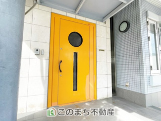 【玄関】 | 小山市城山町5丁目　中古戸建 | 鮮やかなイエローと丸窓がおしゃれな玄関ドア♪住まいの顔として訪れる人を温かく出迎えてくれます★