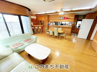 【居間・リビング】 | 小山市城山町5丁目　中古戸建 | カウンター席もあるおしゃれなリビングスペース◇木の質感を生かしたこだわり溢れる上質な空間です♪