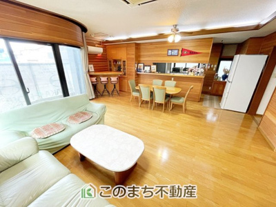 【居間・リビング】 | 小山市城山町5丁目　中古戸建 | カウンター席もあるおしゃれなリビングスペース◇木の質感を生かしたこだわり溢れる上質な空間です♪