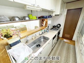 【キッチン】 | 小山市城山町5丁目　中古戸建 | 調理スペースが広く作業もラクラク◇上下に収納がたっぷりついて、キッチン周りもすっきり片付きます♪
