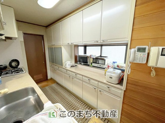 【キッチン】 | 小山市城山町5丁目　中古戸建 | 壁一面の大型カップボードで収納力抜群♪食器や調理家電もすっきり収まりキッチンが綺麗に片付きます★