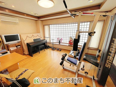 【洋室】 | 小山市城山町5丁目　中古戸建 | 開放感のある広々としたお部屋★トレーニングや楽器演奏など、家族それぞれの趣味を満喫できます！