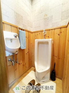 【トイレ】 | 小山市城山町5丁目　中古戸建 | 男性用小便器と手洗い器を備えた快適なお手洗いスペース♪朝の忙しい時間帯もスムーズに使えて便利です★