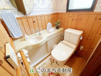 【トイレ】 | 小山市城山町5丁目　中古戸建 | 便利な手洗いカウンター付き◇鏡や小物置きスペースも備わり、身だしなみチェックや使い勝手も抜群です♪