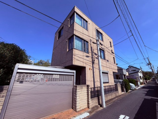 【外観】 | 練馬区東大泉３丁目　中古戸建て | タイル貼りの美しい外観が目を引く、積水ハウス施工の邸宅