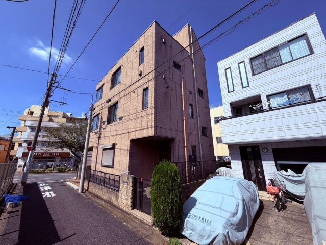 【外観】 | 練馬区東大泉３丁目　中古戸建て | すっきりとした青空に美しく映えるタイル貼のスタイリッシュ外観