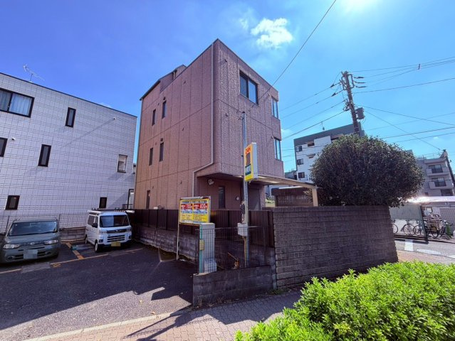 【外観】 | 練馬区東大泉３丁目　中古戸建て | 隣が駐車場のため遮るものがなく、陽当り・開放感ともにバッチリ