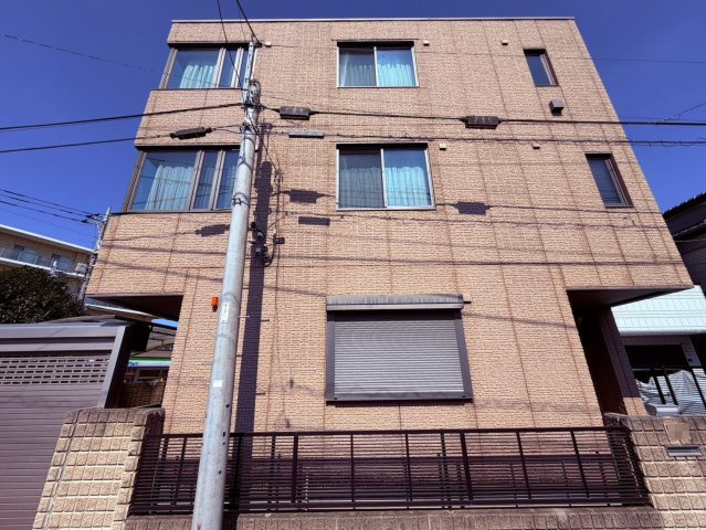 【外観】 | 練馬区東大泉３丁目　中古戸建て | 見上げるほどの存在感を放つ、堂々とした佇まいの3階建て