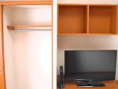 レオパレス久の内装|テレビ脇のクローゼットはポール付です