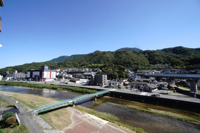 【展望】 | 【上質リノベ】ダイアパレス東海田 | 【四季を感じる】
四季の移ろい・爽やかな青空や風を感じられ
自然を愉しめるパノラマビュー。
毎日の暮らしに余裕を感じさせてくれる、
遮る物の無い開放的な眺望を是非、ご堪能ください。