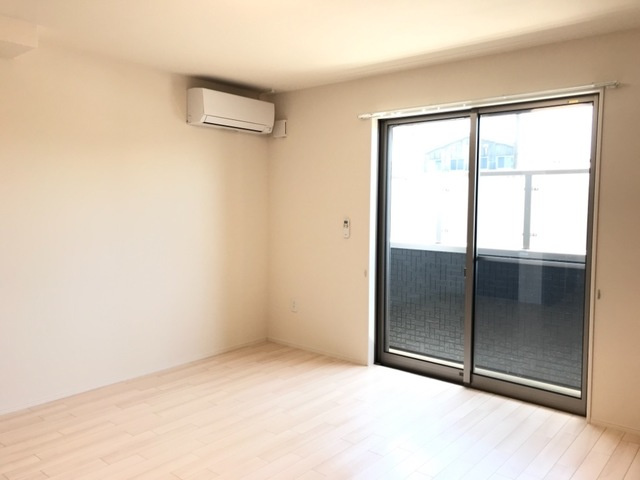 藤沢市藤沢のアパートの居間・リビング