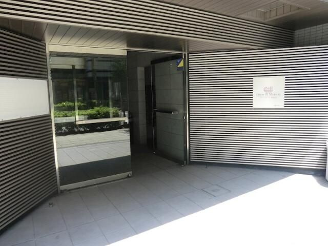 グロースメゾン新横浜のエントランス
