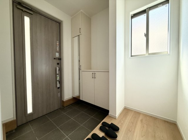 新築戸建　尼崎市尾浜町2丁目　1号棟の玄関|シューズボックスには便利な姿見付き。お出掛け前の身だしなみも全身チェックできます