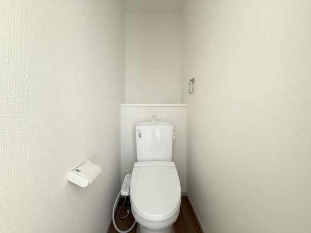 新築戸建　尼崎市尾浜町2丁目　1号棟のトイレ|温水洗浄便座を完備。季節を問わず快適な使い心地です。便利な収納棚付き！２階・3階にございます。